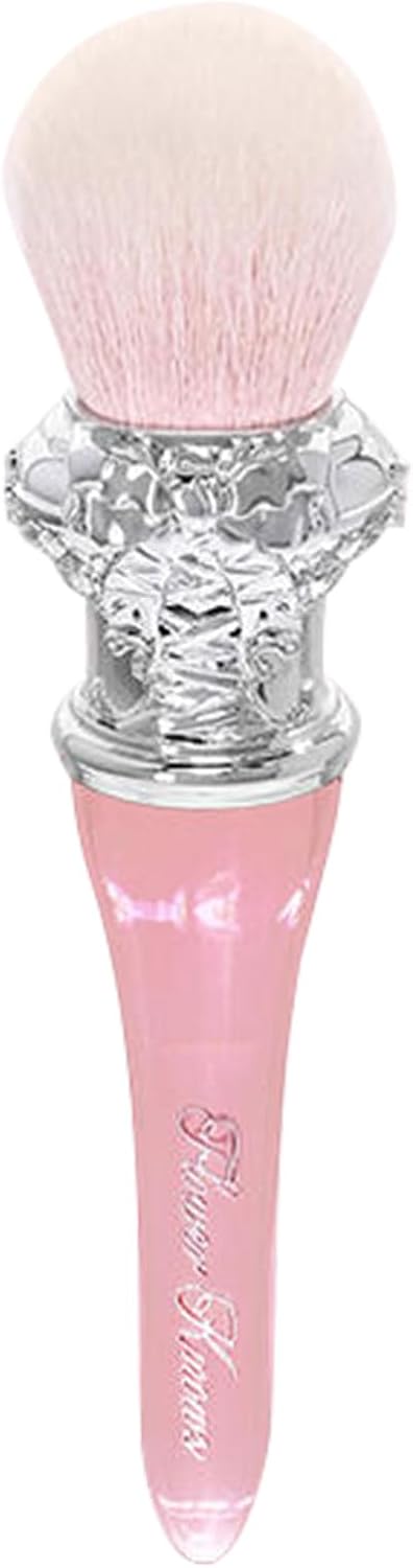 花知晓天鹅芭蕾腮红刷特写，展示粉色手柄、银色雕花金属箍及蓬松刷头细节。