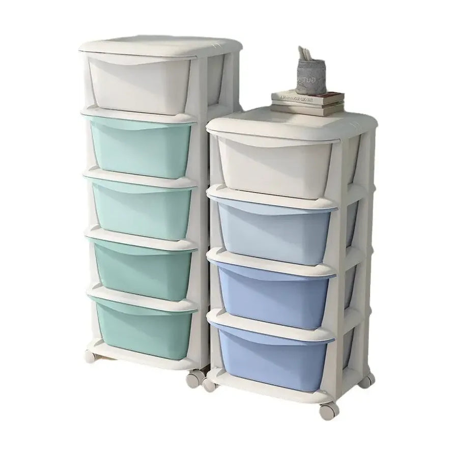 白色背景下的四格抽屉式收纳架，展示渐变蓝白配色的塑料储物柜，底部带有万向滑轮。