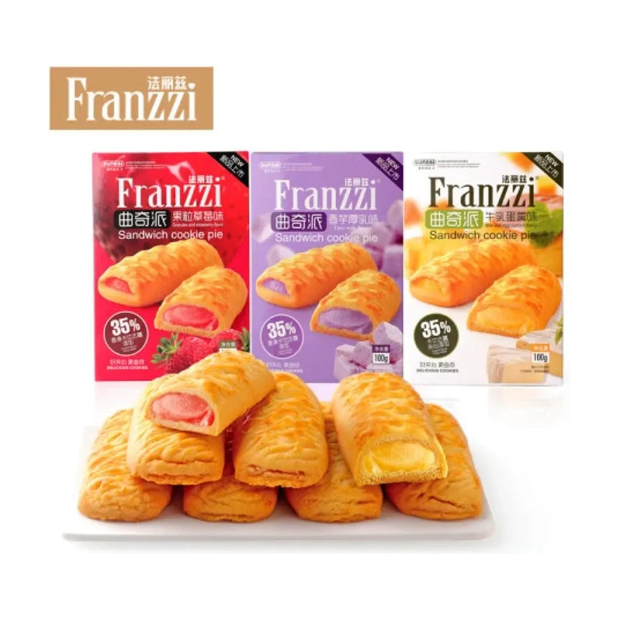 法丽兹曲奇派三种口味全家福展示图，背景为三款不同颜色的包装盒，前景为盘中堆叠的夹心酥。