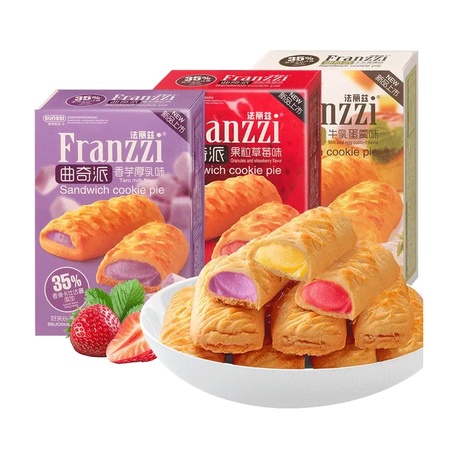 法丽兹曲奇派三种口味组合展示，包含香芋厚乳、果粒草莓和牛乳蛋羹味，前景为盛在白色盘子里的酥皮点心。