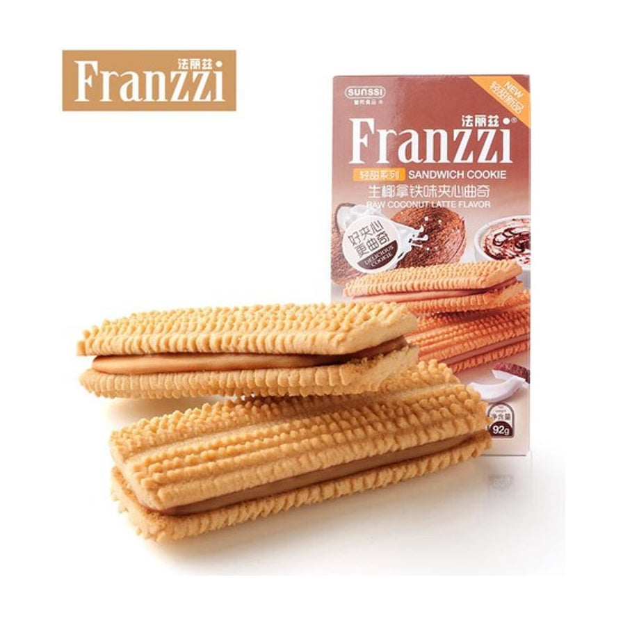 法丽兹生椰拿铁味夹心曲奇产品图，棕色包装盒旁展示着两块带有咖啡色夹心的饼干。
