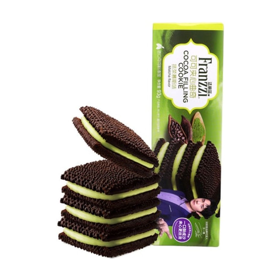 法丽兹茉莉抹茶味可可夹心曲奇产品图，绿色包装盒旁堆叠着几块深色饼干配浅绿色夹心。