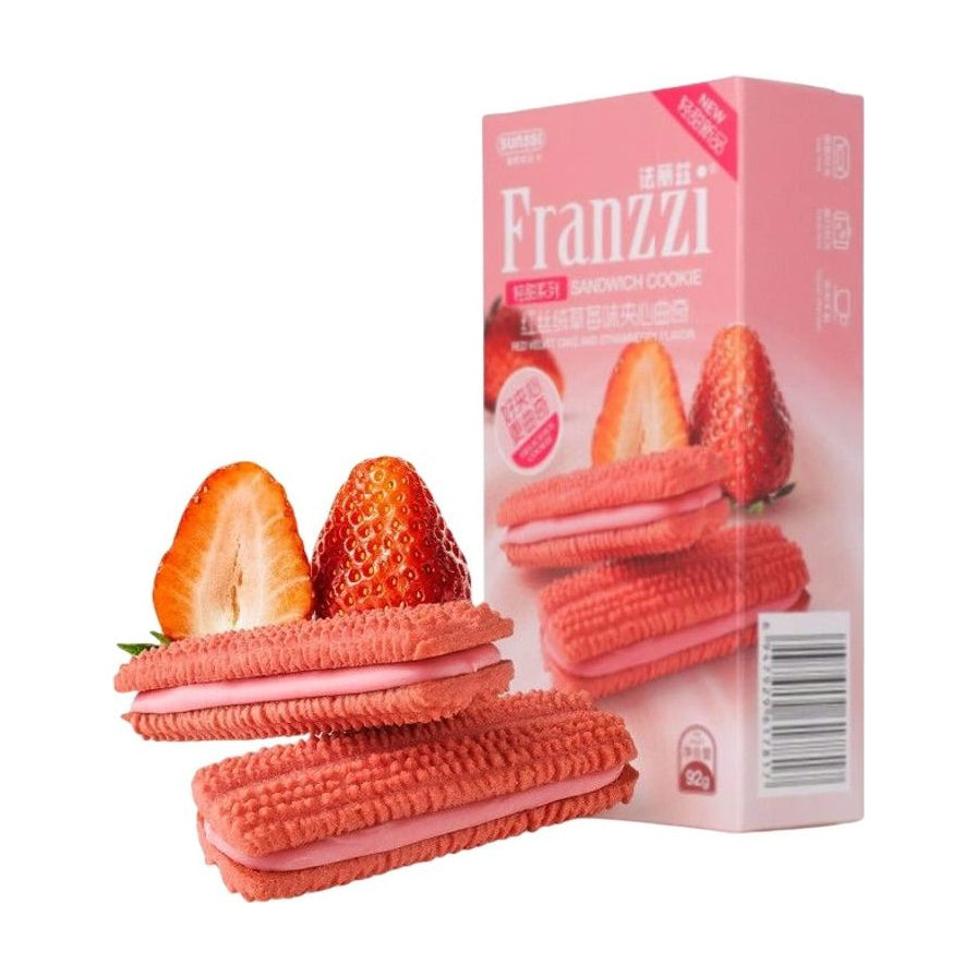 法丽兹红丝绒草莓味夹心曲奇产品图，粉色包装盒旁摆放着两块饼干和新鲜草莓切片。