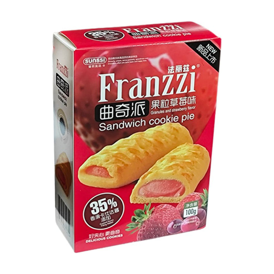法丽兹果粒草莓味曲奇派红色包装盒正面特写，盒身印有草莓图案和产品名称。