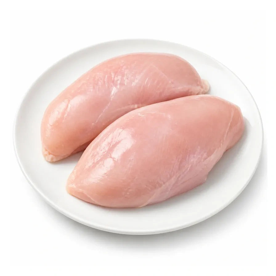 两块新鲜处理的粉嫩鸡胸肉整齐摆放在白色圆盘中，背景为纯白色，展示了肉质的细嫩与新鲜。