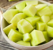 透明密封盒装的现切网纹哈密瓜片，果肉橙黄多汁，开盖即食的小份新鲜水果。