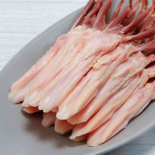 处理干净的新鲜鸭舌，肉质脆嫩，适合火锅卤煮或爆炒的生鲜肉类食材。