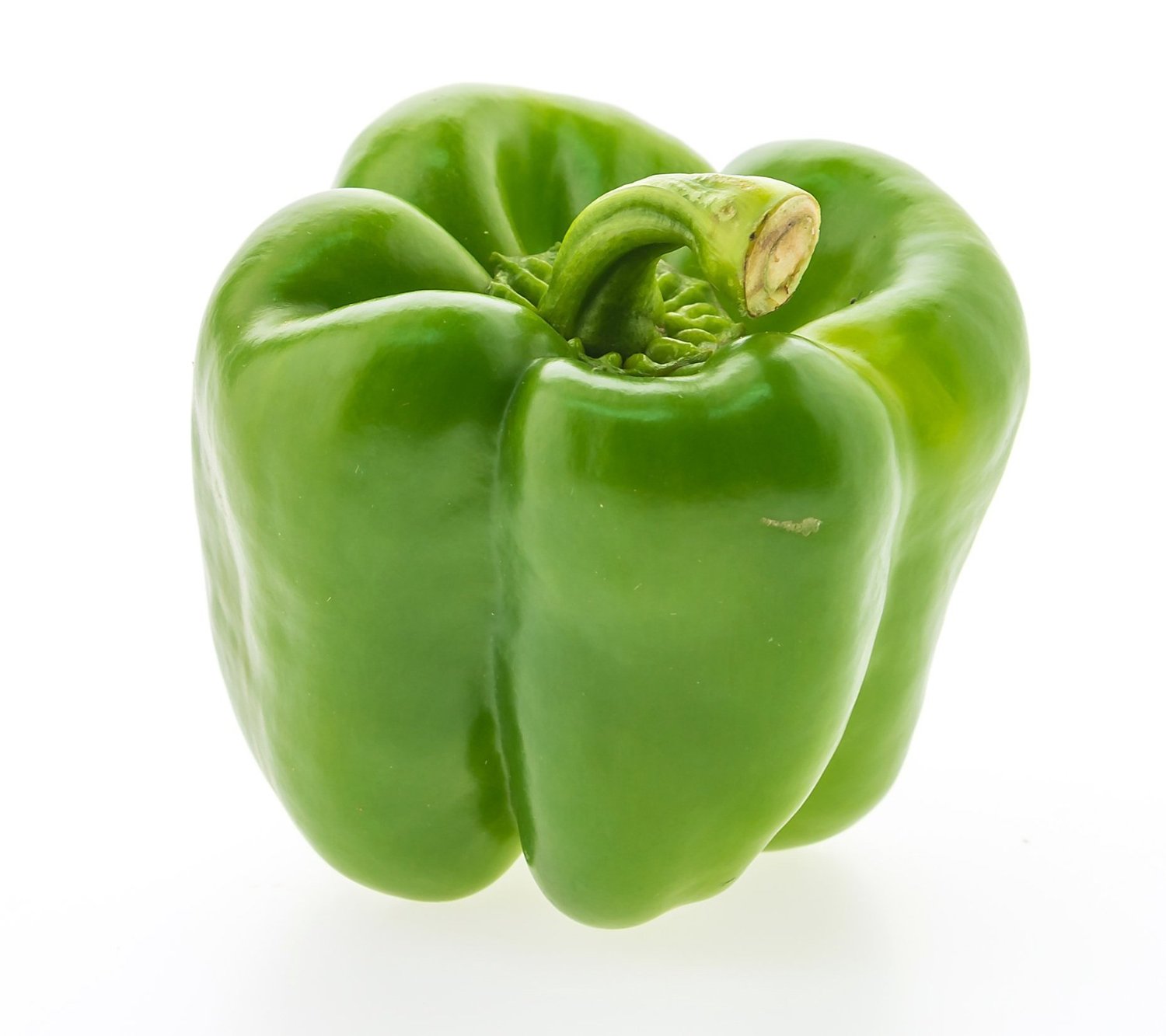 堆叠摆放的新鲜青椒，果实硕大均匀，呈现清甜多汁的自然状态