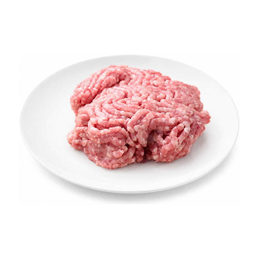 白色圆盘中盛放的新鲜猪肉碎，肉质粉嫩，肥瘦比例均匀，背景为纯白色。