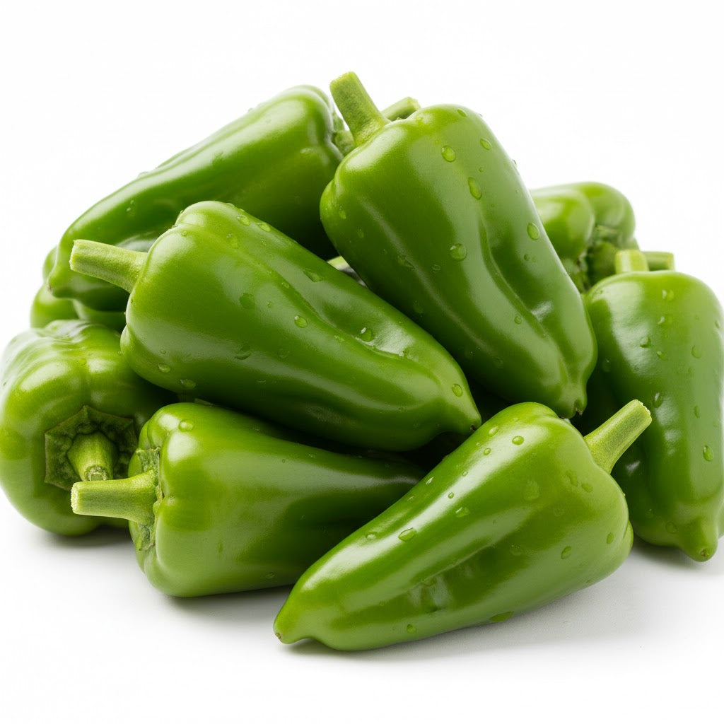 新鲜翠绿的牛角椒特写，果肉厚实饱满，表面光滑无斑，适合家常爆炒或火锅配菜。