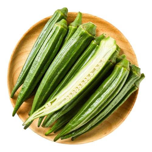 几根鲜嫩秋葵的特写镜头，展示 8 - 12 厘米的黄金长度和饱满质感。