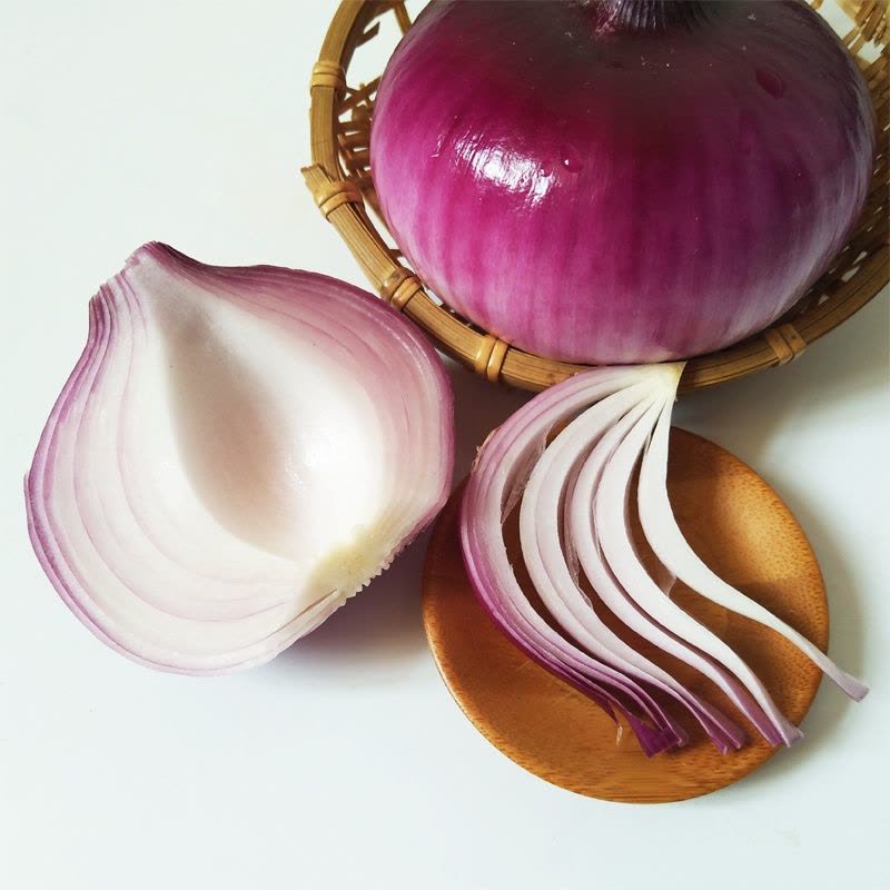 新鲜紫洋葱特写，表皮紫亮纹理清晰，适合沙拉凉拌或西餐配菜。
