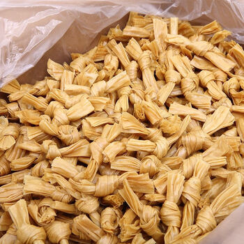 鲜腐竹结近景，紧实耐煮的豆制品，吸满汤汁后口感 Q 弹。