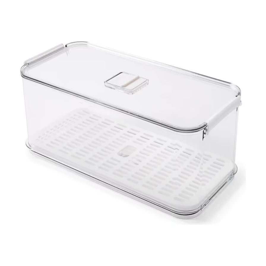 透明单层冰箱收纳盒，配有白色沥水滤网和带凹槽把手的盖子，白色背景俯拍图。