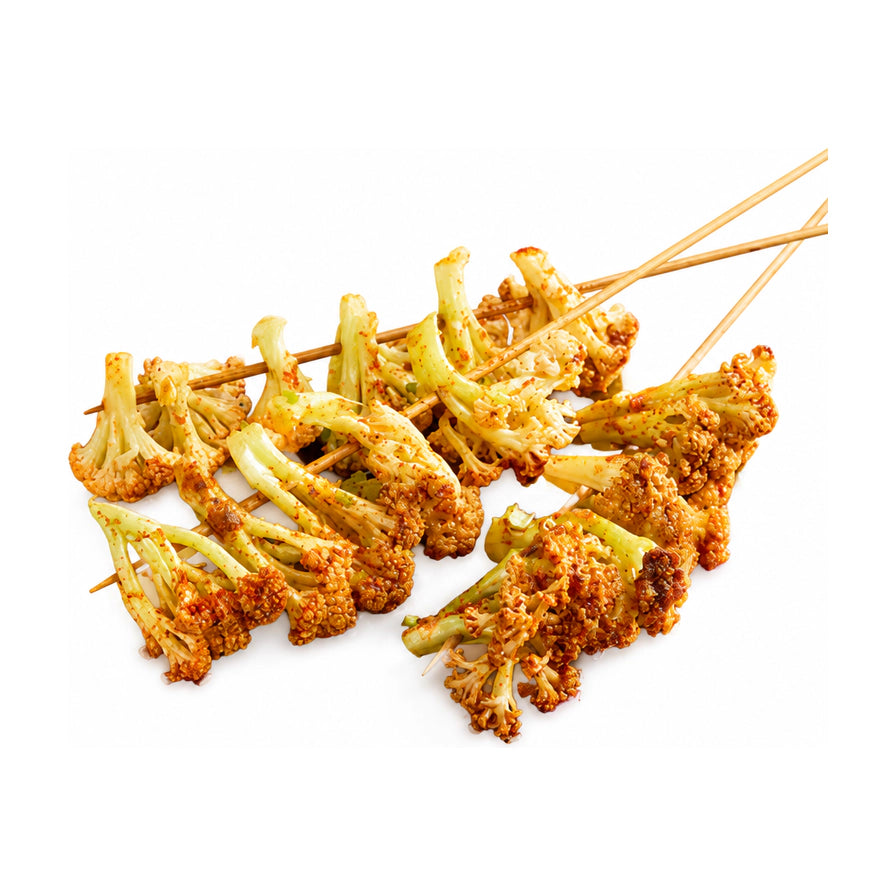 白色背景上摆放着几串炸至金黄酥脆的花菜炸串，表面均匀裹着特制撒粉。