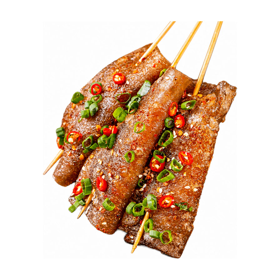 三串现炸的苕皮串，表面撒有葱花、辣椒圈和芝麻，呈现出软糯Q弹的质感，白色背景。