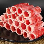 特级冷冻羊肉卷特写，纹理清晰，适合火锅涮煮。