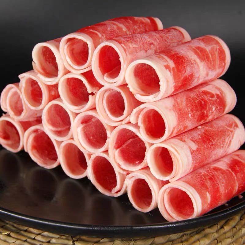 特级冷冻羊肉卷特写，纹理清晰，适合火锅涮煮。