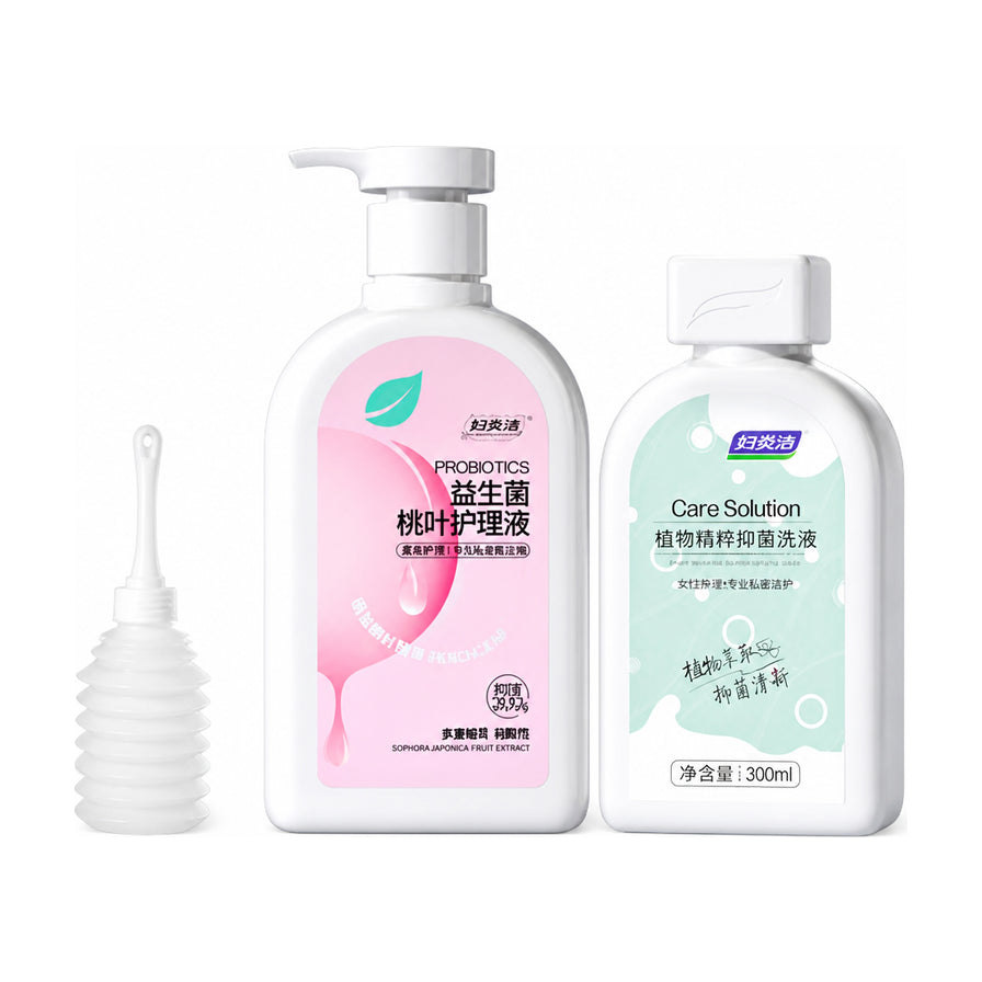 妇炎洁私处护理套装，包含一瓶300g益生菌桃叶护理液、一瓶300ml植物精粹抑菌洗液及一个白色专用冲洗器，白底展示。