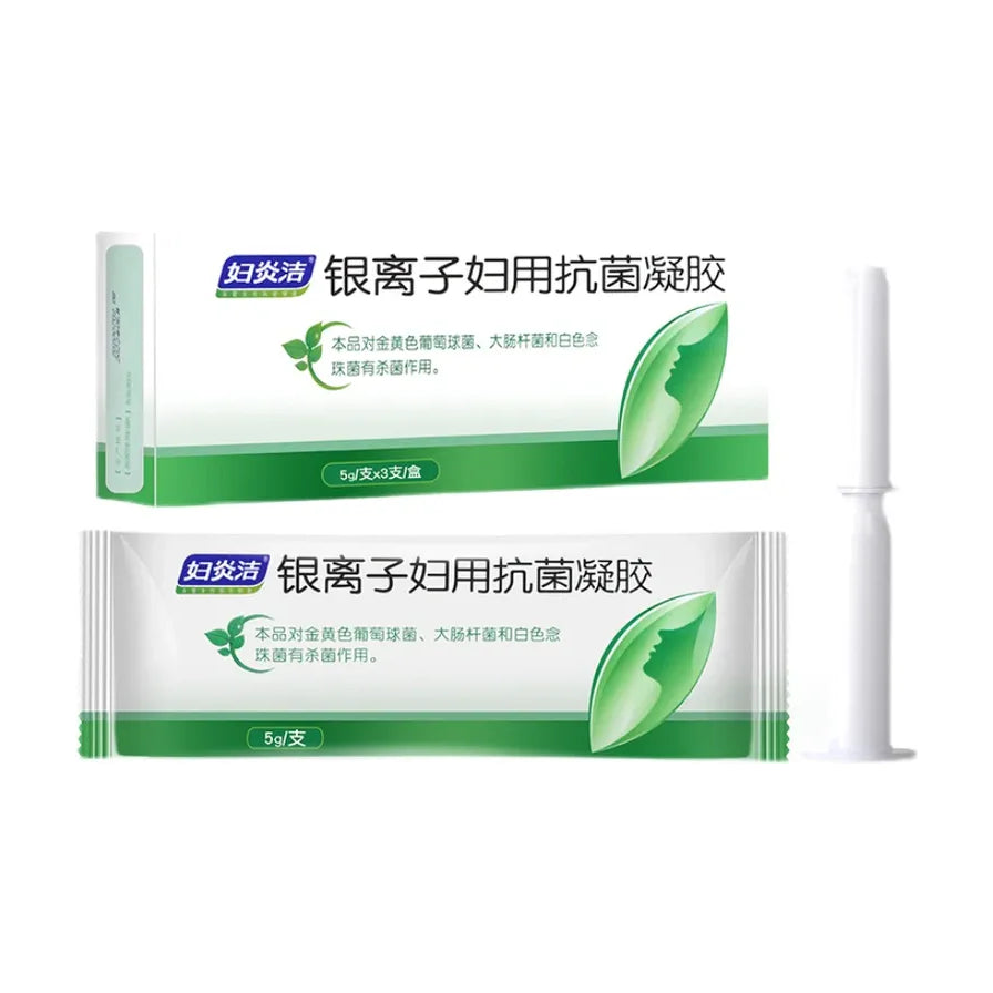 妇炎洁银离子妇用抗菌凝胶的包装盒、独立铝箔包装袋及白色推注器展示，包装采用绿白配色，印有品牌logo和产品名称。