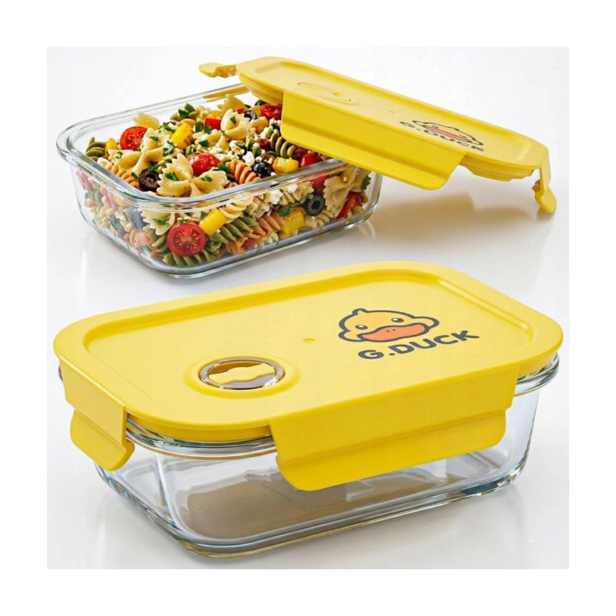 两个小黄鸭大号保鲜碗，一个盖紧密封，另一个打开并装满意面沙拉，展示黄色密封盖上的G.DUCK印花和透亮玻璃碗身。