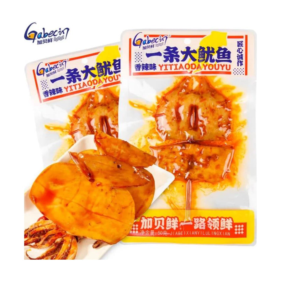 加贝鲜一条大鱿鱼香辣味包装及盘中展示的整只切片鱿鱼零食