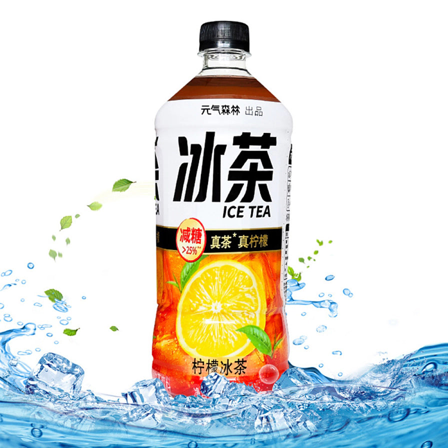 元气森林柠檬冰茶900ml瓶装，背景带有水花溅起和冰块元素，突出清凉感，瓶身标有减糖、真茶真柠檬字样。