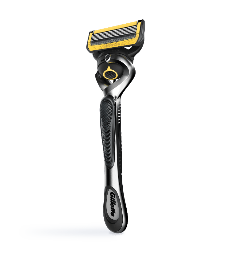 吉列 ProShield 手动剃须刀正面特写，黑色与银色手柄搭配黄色刀头，纯黑背景展示产品细节。