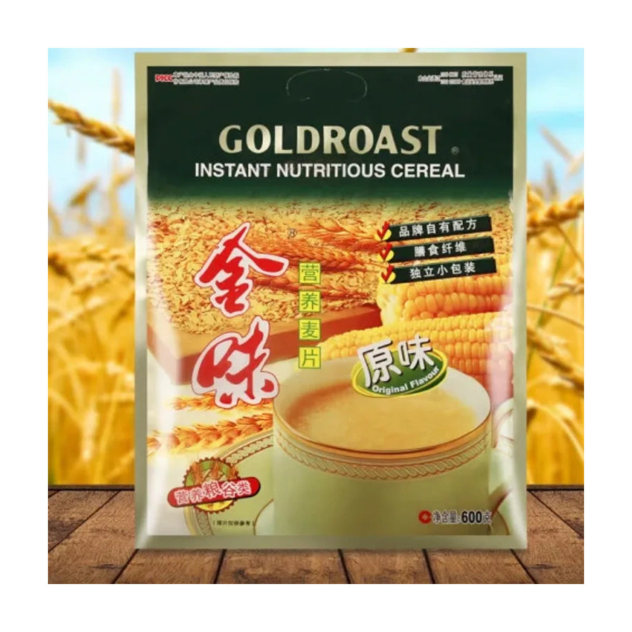 金味 Gold Roast 原味营养麦片包装置于木质桌面上，背景为模糊的麦田景色。
