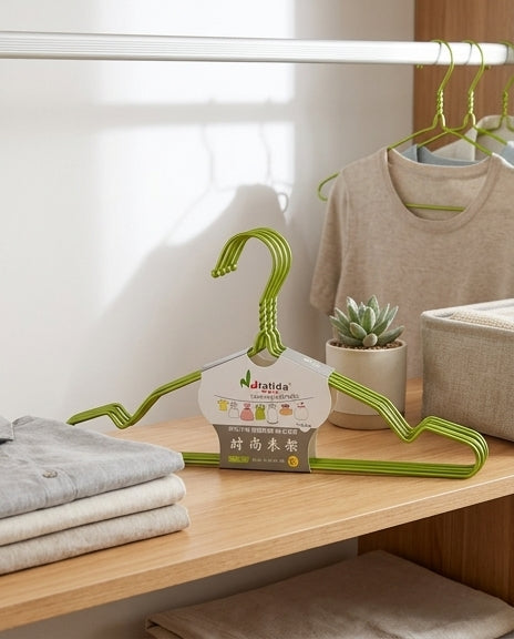 草绿色防滑衣架侧面视角，展示适合悬挂厚衣物的承重结构