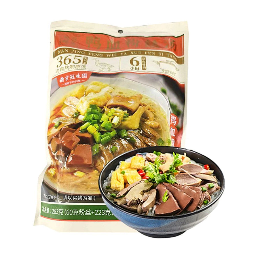 冠生园经典口味鸭血粉丝汤包装袋及一碗盛满鸭血、粉丝、油豆腐和肝脏的成品展示图。