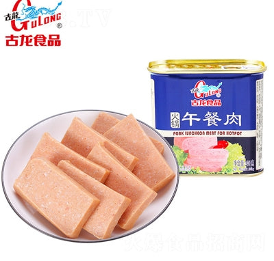 古龙午餐肉切片展示图，肉质紧实纹理清晰，适合火锅涮煮或煎炒食用。