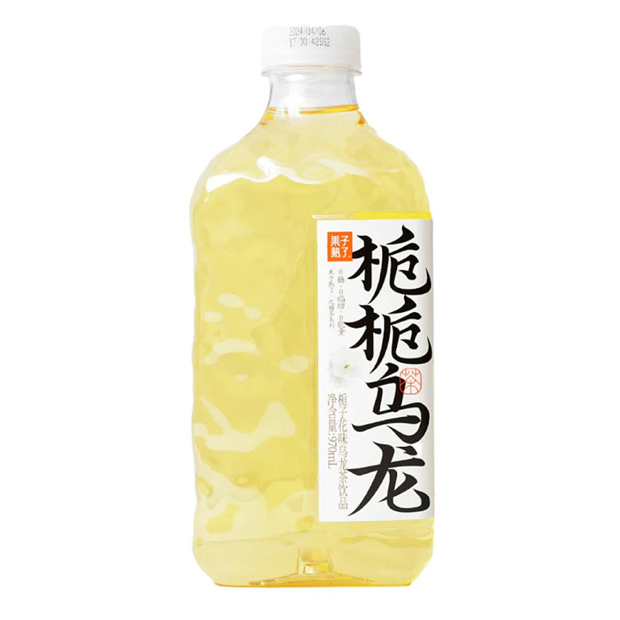 果子熟了栀栀乌龙茶饮料，970ml大瓶装，瓶身标签印有黑色书法字体“栀栀乌龙”及白色栀子花图案，茶汤呈现明亮的淡黄色。