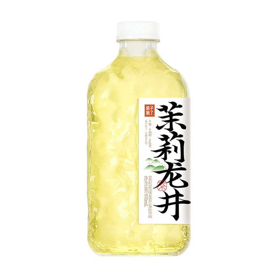 果子熟了茉莉龙井茶饮料，970ml大瓶装，瓶身标签印有黑色书法字体“茉莉龙井”及淡绿色山水花卉图案，茶汤呈现清亮的浅黄色。