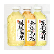 果子熟了乌龙茶系列三款口味并排展示，包括栀栀乌龙、金桂乌龙和茉莉龙井，970ml大瓶装，白色瓶盖，透明瓶身显示出清澈的茶汤颜色。