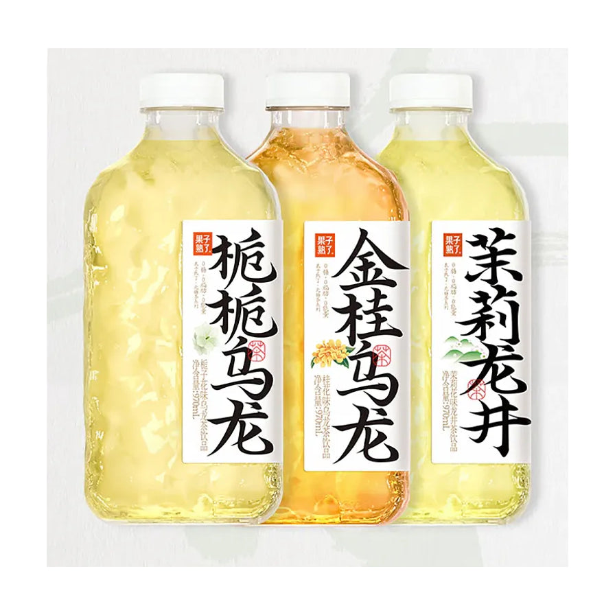 果子熟了乌龙茶系列三款口味并排展示，包括栀栀乌龙、金桂乌龙和茉莉龙井，970ml大瓶装，白色瓶盖，透明瓶身显示出清澈的茶汤颜色。