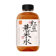 果子熟了红豆薏米水500ml瓶装正面图，白色标签上印有红豆薏米水书法字体，瓶内液体呈红褐色。