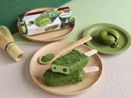 哈根达斯抹茶冰淇淋棒横截面特写，清晰可见内部抹茶流心夹心层次