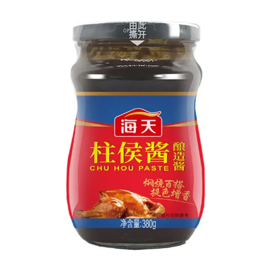 海天柱侯酱玻璃瓶装正面图，红色标签印有海天品牌标识、柱侯酱字样及焖鸡图案，背景纯白。