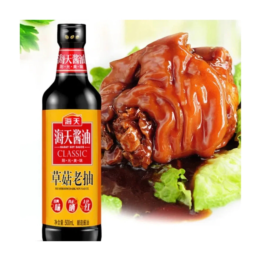 海天草菇老抽瓶装与红烧肉料理展示图，体现上色红亮浓郁的烹饪效果。