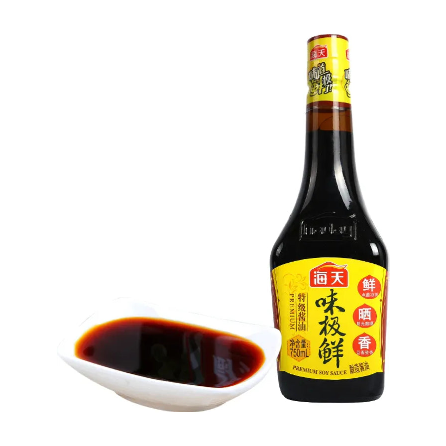 海天味极鲜酱油瓶装及一小碟倒出的深褐色酱油，展示酱油质地。