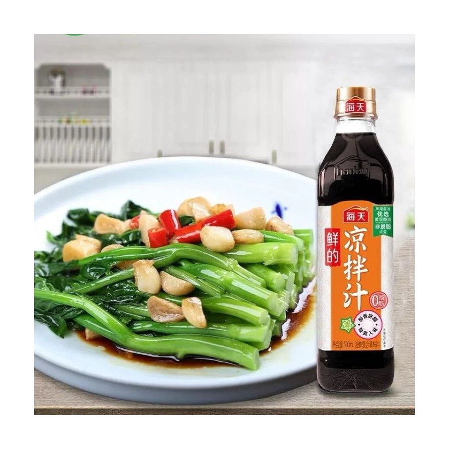 海天凉拌汁瓶装与一盘拌好的青菜，展示产品在凉拌菜中的实际使用场景。
