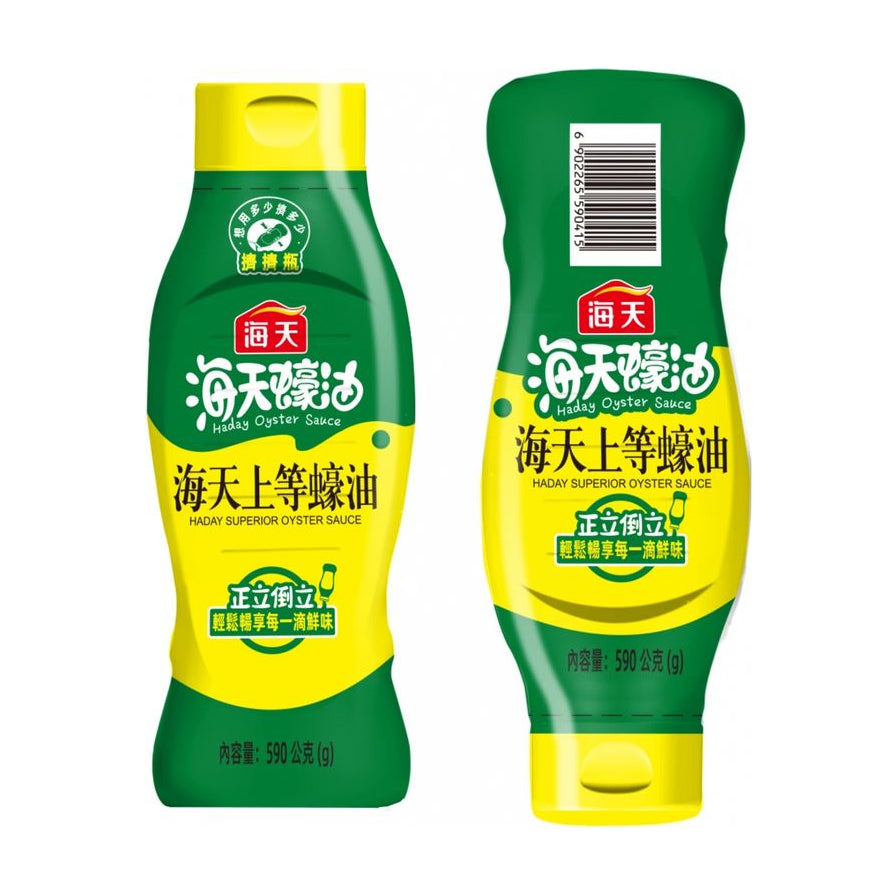 海天品牌上等蚝油590克挤挤瓶装，展示了正立和倒立两种放置方式，瓶身印有正立倒立轻松畅享每一滴鲜味字样。