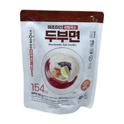 Haechomiin 豆腐荞麦面包装正面图，白色袋装，印有拌面成品图，标注154kcal热量及180g规格。