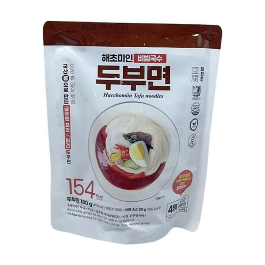 Haechomiin 豆腐荞麦面包装正面图，白色袋装，印有拌面成品图，标注154kcal热量及180g规格。