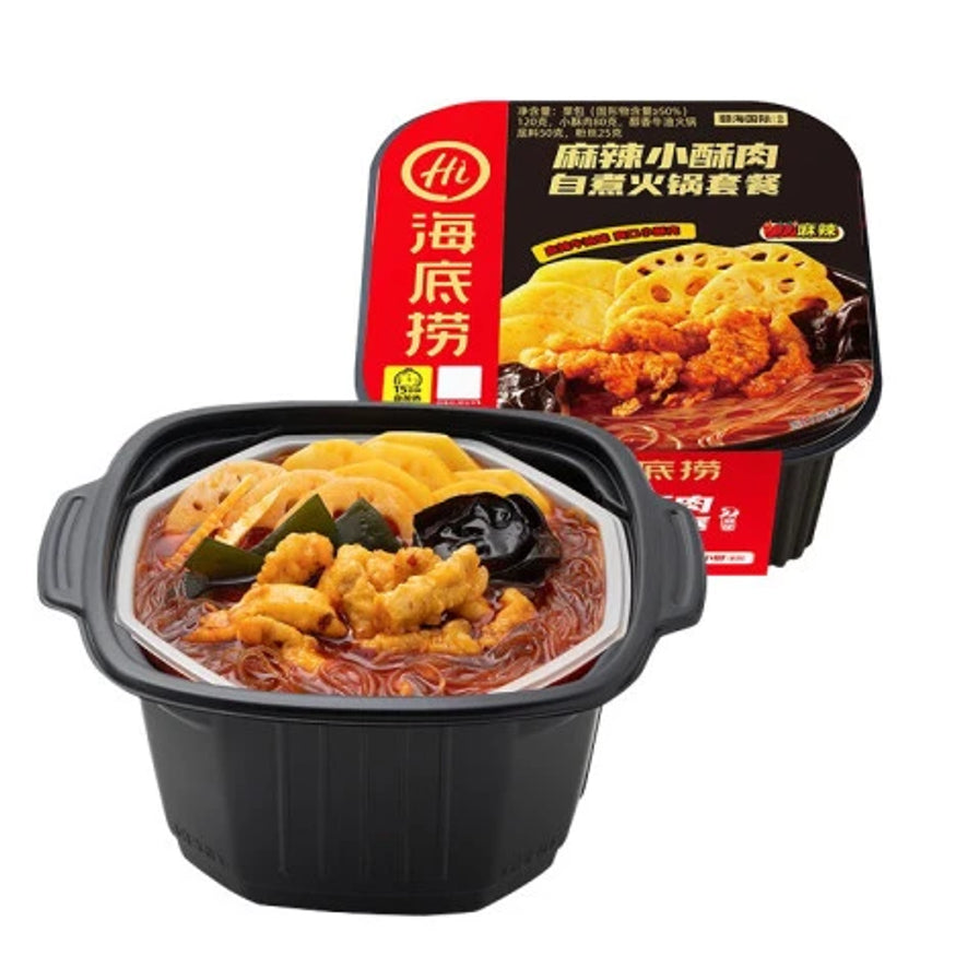 海底捞麻辣小酥肉自煮火锅展示图，前景为煮好的火锅实物，包含酥肉、藕片、海带和粉丝，背景为产品包装盒。