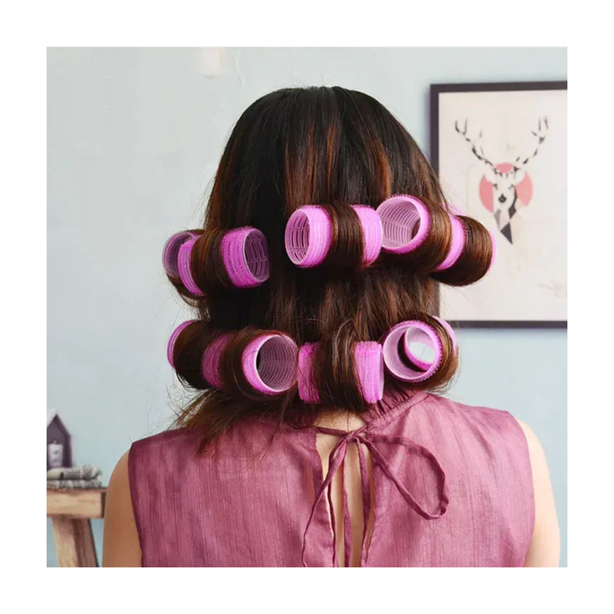 女性背影展示，后脑勺头发上卷着多个紫色卷发筒