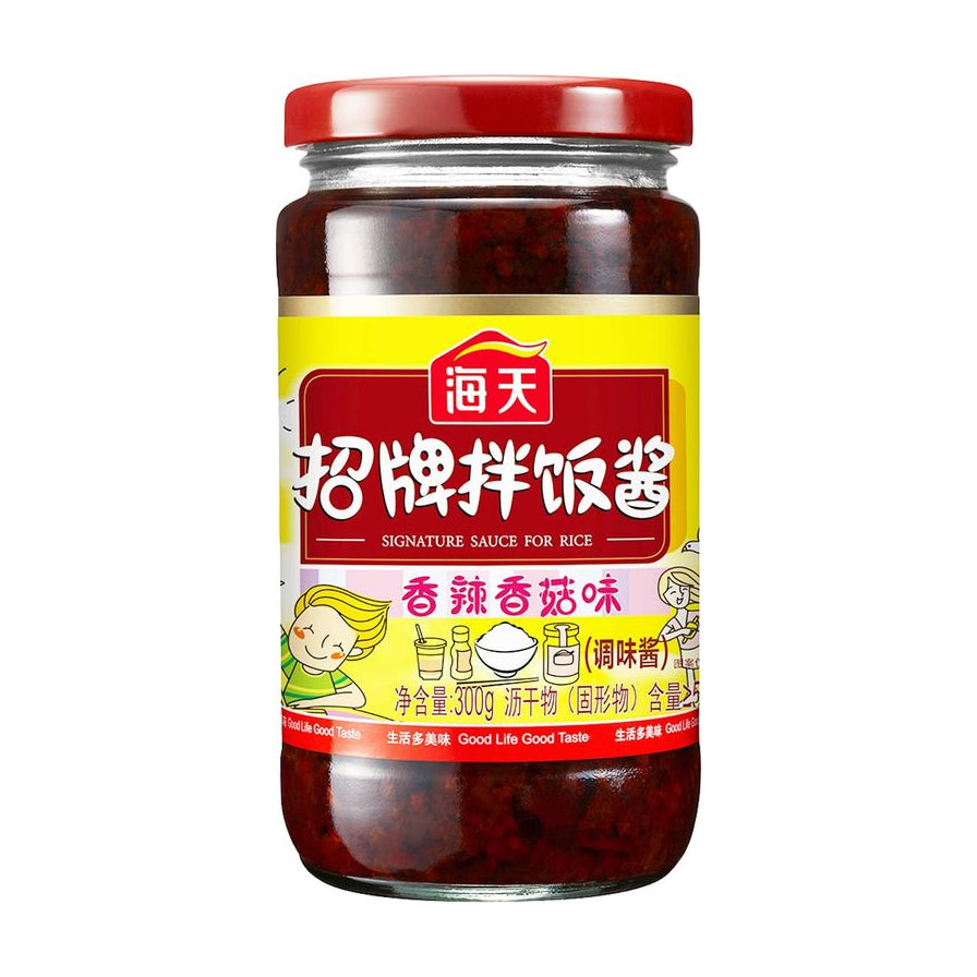 海天招牌拌饭酱香辣香菇味，300克玻璃罐装，红色瓶盖，黄色标签上印有卡通人物和产品名称。