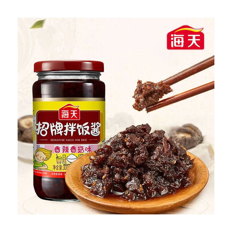 海天拌饭酱展示，前景为木碟盛放的浓郁酱料，筷子夹起一块香菇，背景为产品罐装和整颗香菇。