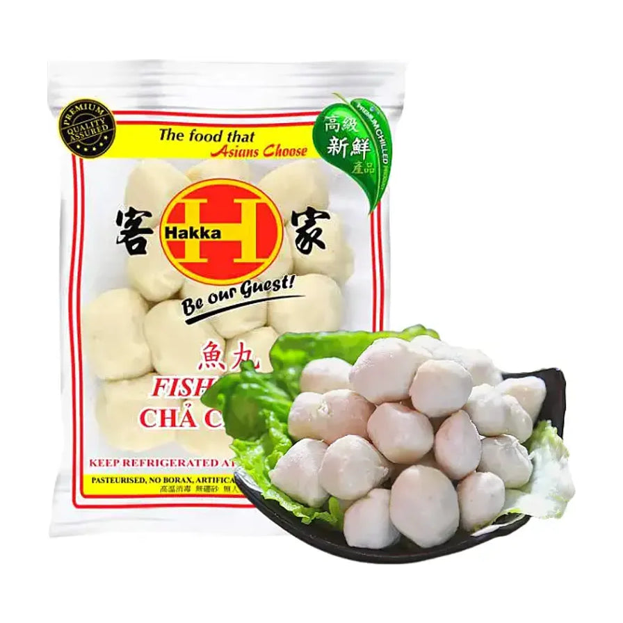 客家新鲜鱼丸包装袋及一盘煮熟的鱼丸，包装上有客家Hakka品牌标识，鱼丸色泽洁白，搭配生菜装饰。